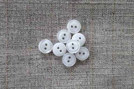 Two-hole, pearlised 11mm buttons, white