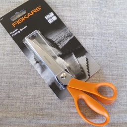 Fiskars pinking shears: 23cm/9in