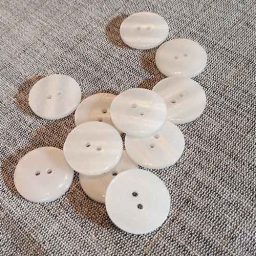 Pearly 2-hole buttons with engraved/embossed design (23mm)