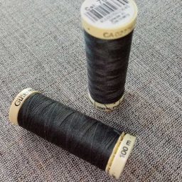 Gutermann Sew All Thread Col. 702 (dark grey)