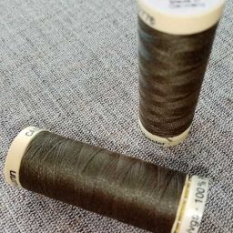 Gutermann Sew All Thread Col. 676 (khaki)