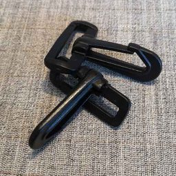 Black plastic dog hooks (25mm / 38mm)