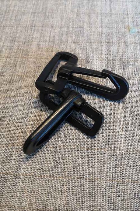 Black plastic dog hooks (25mm / 38mm)