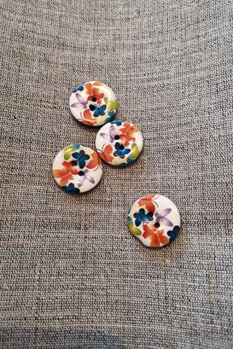 Floral painted coconut buttons (23mm)