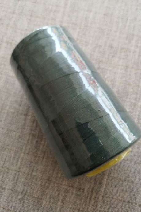 Overlocker/serger thread, 100% polyester, 5000 yds (dark green)