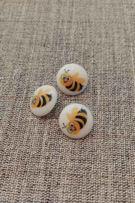 Bumble bee buttons (15mm)