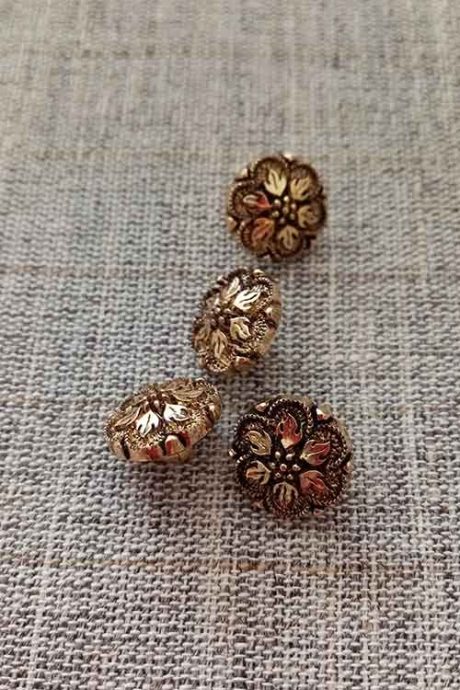 Gilt flower buttons (12mm)