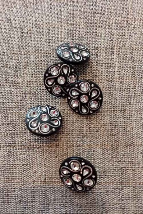 Round vintage-style diamante buttons (18mm)