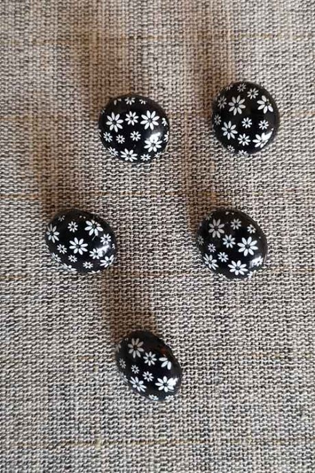 White on black daisy pattern buttons (15mm)
