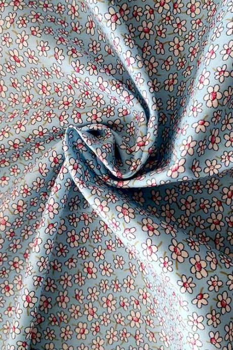 Rose & Hubble 100% cotton poplin print ('Daisy Daisy', Sky)