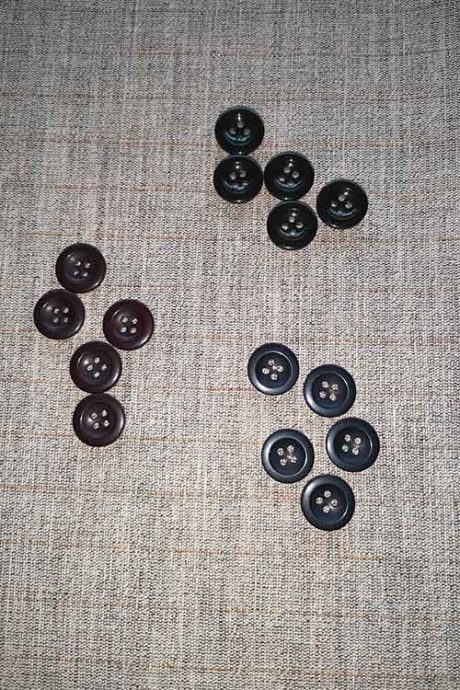 Classic 4-hole trouser buttons, 17mm