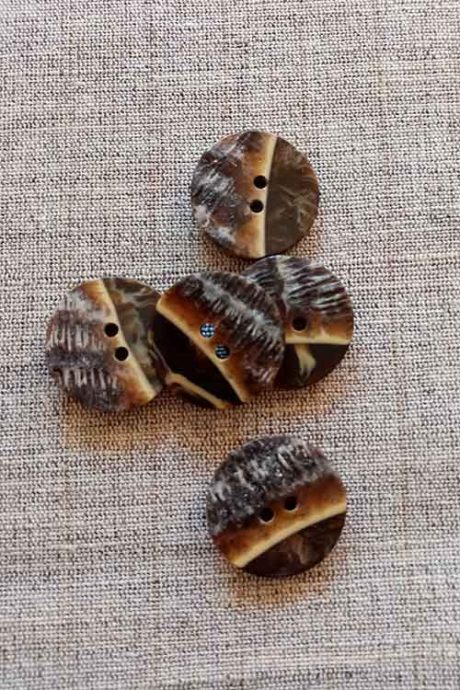 Vintage 2-hole high-shine horn buttons (26mm)