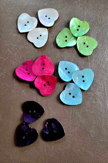 Heart-shaped shell buttons (23mm)