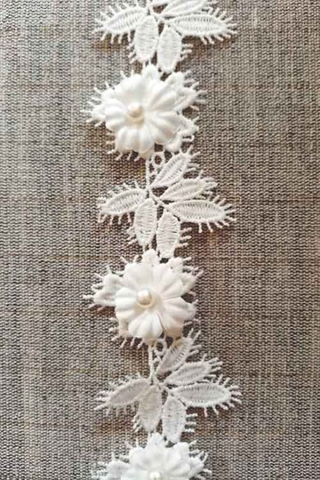 Floral pattern guipure with pearl (42mm, off white)
