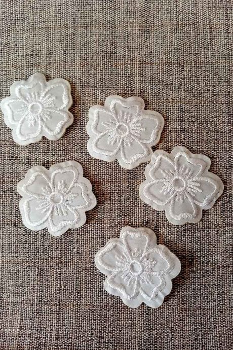 Iron-on embroidered flower patches (pack of 5)