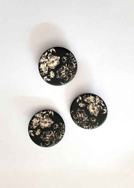 Laser-engraved floral pattern buttons (30mm)