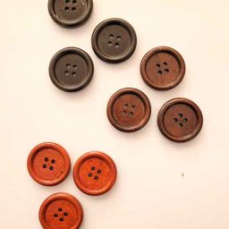 Wooden 4-hole buttons (25mm)