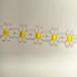 White daisy with yellow centre, guipure lace trim, 15 mm