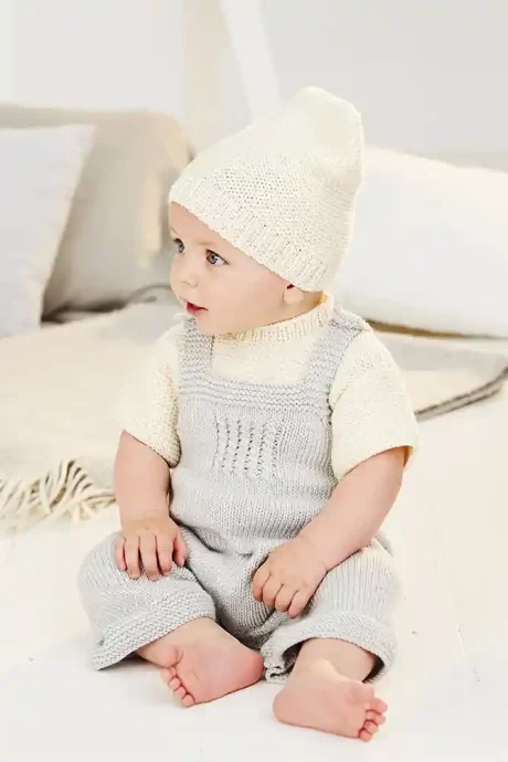 9498 Babies' Dungarees, Top and Hat (Bambino DK)