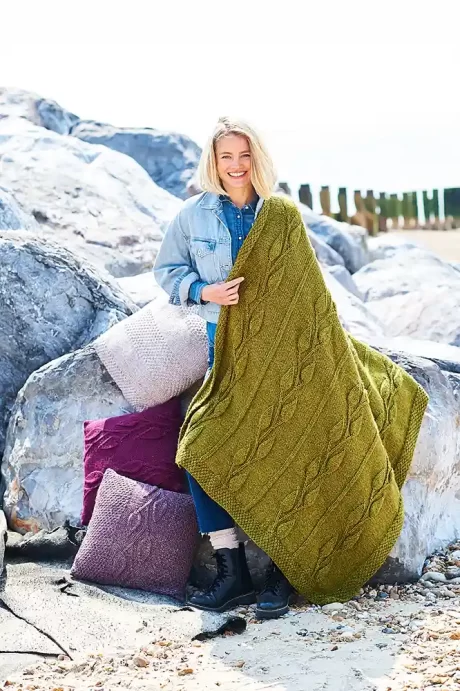 9944 Blanket and Cushions  (Fusion Chunky)